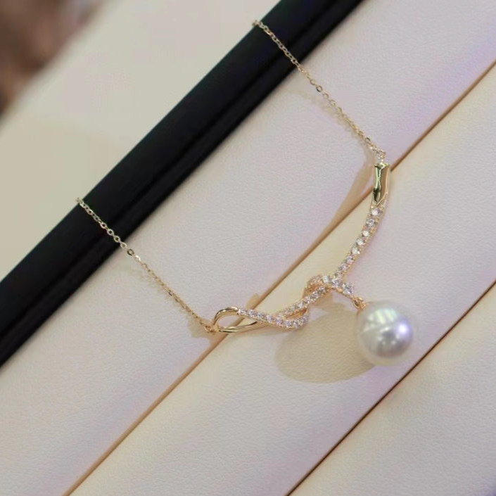 Unique niche smile necklace with white zircon inlay（without pearl）